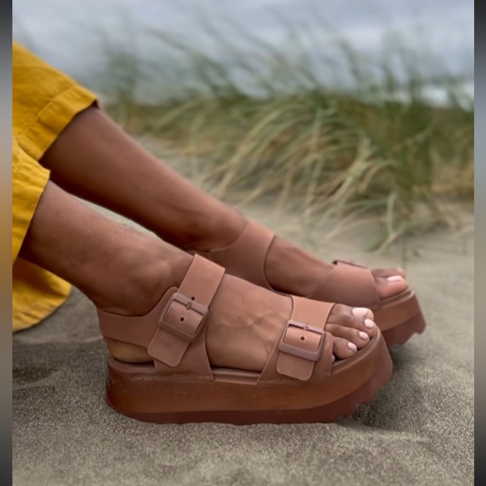 ✨NIB✨ Bryr Cocoa Gigi sandals discontinued size 38